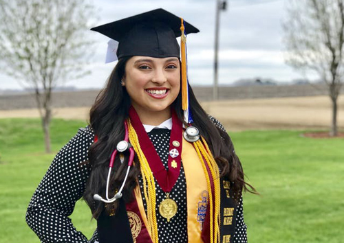 Melinda Kassandra Lopez (18 tuổi, Mỹ) sẽ nhận bằng trung học và cao đẳng vào mùa hè này. Ảnh: Star Tribune