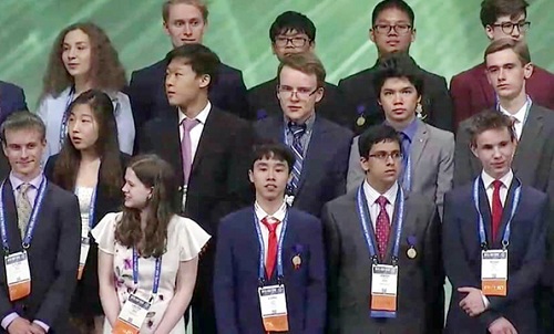 Vũ Hoàng Long (hàng 1, thứ 3 từ trái sang) trong Lễ trao giải tại Intel ISEF năm 2019. Ảnh: 
