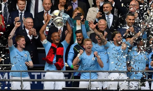 Kompany nâng chiếc Cup thứ ba của Man City ở mùa này. Ảnh: Reuters.
