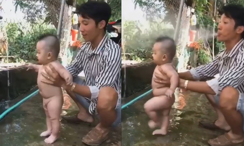 Cách tắm con trai độc đáo của ông bố